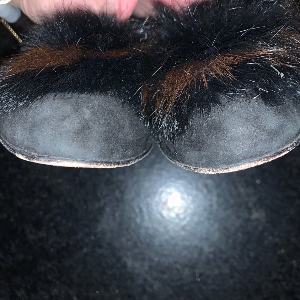 Stuart Weitzman Classic Black Suede Heels Pump w/ Fur Pom Pom Womens Size 10 - Picture 11 of 13